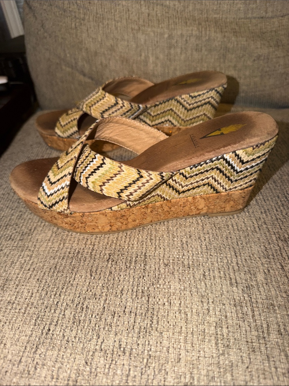 Women’s Volatile Wedge Slide Sandals in Yellow Chevron Pattern size 9